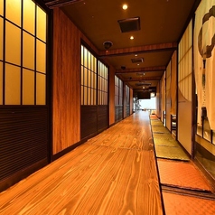 【フロア貸切:35~40名様まで】和の落ち着く掘りごたつ席。会社宴会・団体旅行に◎各種宴会や接待、観光での団体様に最適なフロア貸切をご提供しております。温かな灯りが和む2階の掘りごたつ席を全てお使いいただいて、35~40名様までご利用可能に。