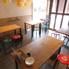 最大4名様でご利用可能なテーブル席が、全4卓ご用意しております。複数卓一緒にご利用も可能で、最大16～20名様まで一度にお使いいただけます！