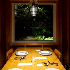 2階の6名様個室は記念日やご接待に最適。落ち着いた空間でお食事を。お電話でのみご予約承っております。