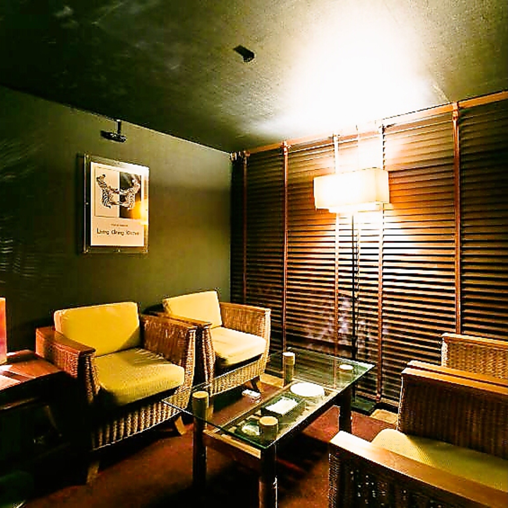 ゆったり過ごせるソファーや、オシャレなテーブル席、カウンター席や個室もあり