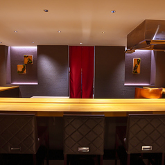 当店自慢のカウンター席は14席ございます。職人の技や食材を間近に感じられるライブ感は、特別な日のお食事をより一層華やかに彩ります。