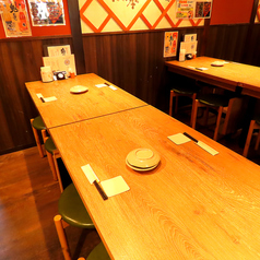 【8名様用テーブル席】各種ご宴会の様々なシーンにおすすめのお席。名物博多もつ鍋を囲んでワイワイ盛り上がれる、ちょうど良いサイズ感が魅力です。アットホームな落ち着いた空間で、仲間との楽しい時間をお過ごしください。飲み放題付きコースと合わせれば、幹事様も安心です。