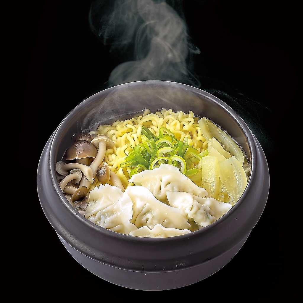 優しく温かなソグムラミョンでほっこり一息。韓国語で塩ラーメンという意味です！塩味が体に染みる♪