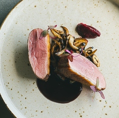 マグレ鴨のロースト　ビーツのピュレとポートワインのソース