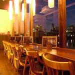 池側カウンター！！夜になると雰囲気がグッとかわります…。