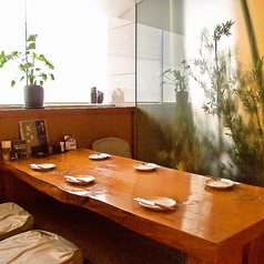 木目調の落ち着いた空間は、ビジネスの場でも。接待、食事会にも利用いただけます。