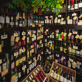 併設ワインショップ東京闇市ワインの持ち込み料金は1本につき1000円。普段なかなか目にすることない、貴重な珍しいワインなどは1本につき1500円。ワインで世界を旅する。世界48ヵ国150種類約600本のワイン、レアワインを味わえる肉バルです。