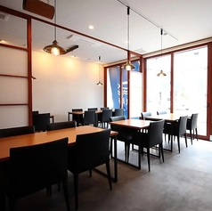 【1階テーブル席：1名～8名】開放感のあるお席で素敵な時間をお過ごしください。日差しが差し込む明るい空間で、日常のランチタイムを心地よくお楽しみください。また、金曜日と土曜日にはディナーの席のみ予約も承っております。新鮮な魚料理を味わいながら、リラックスしたひとときをどうぞ。お気軽にご利用ください。