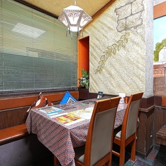 店内のカウンター席は、一人飲みや軽く飲みたい時にぴったり。小さめのお皿でアジア料理をつまみながら、ゆったりと落ち着いた時間を過ごせます。