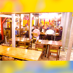 テラス席（全席禁煙）オープンフロア／4名テーブル席×2／結合可／外席ですので、ガラス越しになりますが、ライブの賑わいは感じていただけます。