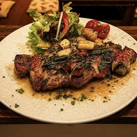 肉汁溢れるお肉料理とお酒を木の温もり感じる店内で♪