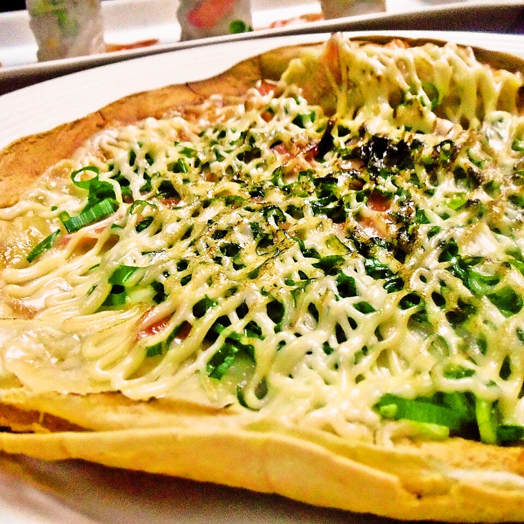 ピザ生地は特製のメキシコのトルティーヤという薄生地を使用