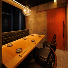 ≪2名様~ご利用可能な個室≫ 落ち着いた雰囲気の個室は、2名様からご利用いただけます。プライバシーを重視した空間で、大切な方とのデートや接待に最適です。焼きたての炉端焼きと趣向を凝らした創作料理で、特別な時間をお過ごしください。