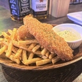 料理メニュー写真&nbsp;フィッシュ&チップス/スパイシーポテトディップ