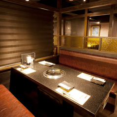 1卓6名様の半個室テーブル。連結して最大2卓12名様までの団体様の受付も可能でございます。