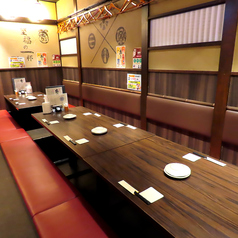 【団体様用テーブル席】団体様用テーブル席は、大人数でもゆったりお過ごしいただける広々空間。テーブルを囲んで名物博多もつ鍋を楽しめば、自然と会話も弾み、一体感のあるご宴会に。会社宴会・歓迎会・送別会・同窓会など幅広いシーンにご活用いただけます。誕生日やサプライズ用のケーキの手配など承っております。