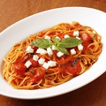 料理メニュー写真 イタリア産完熟トマトとイタリア産モッツァレラチーズ、バジルのスパゲッティ「ポモドーロ」