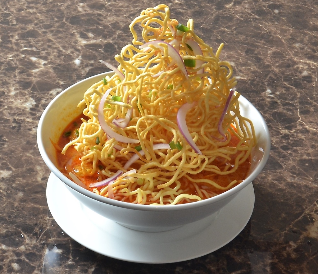 カウソーイ（チェンマイ名物！ココナッツカレーラーメン）