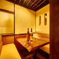 お客様のニーズに合わせて、フレキシブルに対応できるテーブル席をご用意しております。2名様から大人数のグループまで、どんなシーンにもぴったりの席をご提供。落ち着いた雰囲気の中で、ゆったりとした時間をお楽しみいただけます。プライベートなひとときにも、賑やかな宴会にも対応可能な、使い勝手抜群のお席です。