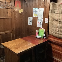 木に囲まれた山のふもとのベースキャンプの様な内装です