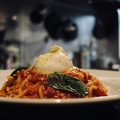 料理メニュー写真&nbsp;ブッラータチーズを乗せたフレッシュトマトの生パスタ