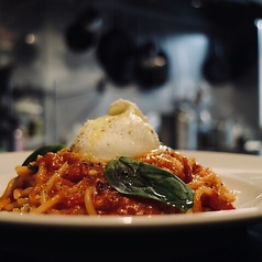 ブッラータチーズを乗せたフレッシュトマトの生パスタ
