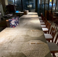 大切な人との距離を縮める、広々としたカウンター席。デートや接待といった特別なシーンにも最適です。