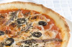 シチリア産アンチョビのトマトピザの写真