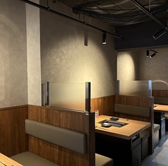 仕切りのあるお席をご用意していることです。これにより、カップルや家族連れのお客様がプライベート感を大切にしながら、焼肉を心ゆくまで楽しむことができます。新鮮な食材と上質なお肉を取り揃え、皆様に満足いただける料理をお届けします。大切な人との特別な時間を、落ち着いた雰囲気の中でお楽しみください。