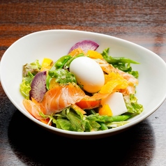 タスマニアサーモンのマリネと半熟卵のサラダ～コリアンダードレッシング～