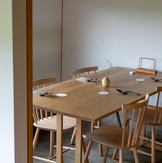 6名様個室は１階席にもございます。ご家族の特別な会食や少人数での集まりにおすすめです。