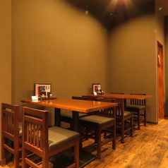 4人掛けでゆったりと過ごせるテーブル席。落ち着いた内装の店内でご飲食をお楽しみください。