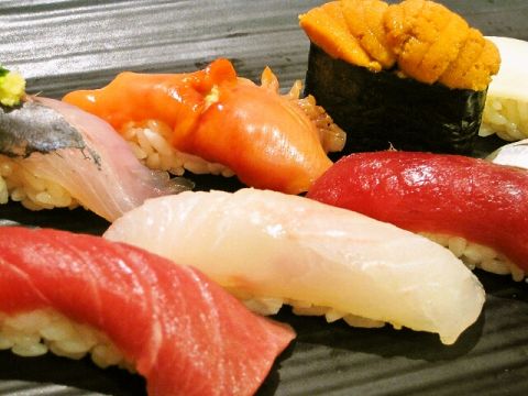 気兼ねなく、本格江戸前寿司と美味しいお酒を楽しめます。