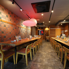 テーブルは4名席ですがご利用の人数に応じてご活用くださいませ。店内のアットホームな活気ある雰囲気で、お客様それそれ楽しいひと時をお過ごしくださいね！