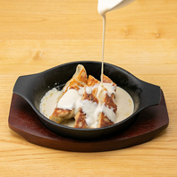 とろ～りチーズ！熱々鉄鍋餃子をどうぞ★