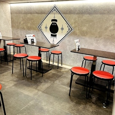 【4名テーブル×2】落ち着いた雰囲気の中で、一品料理からコース料理まで、お楽しみ下さい！