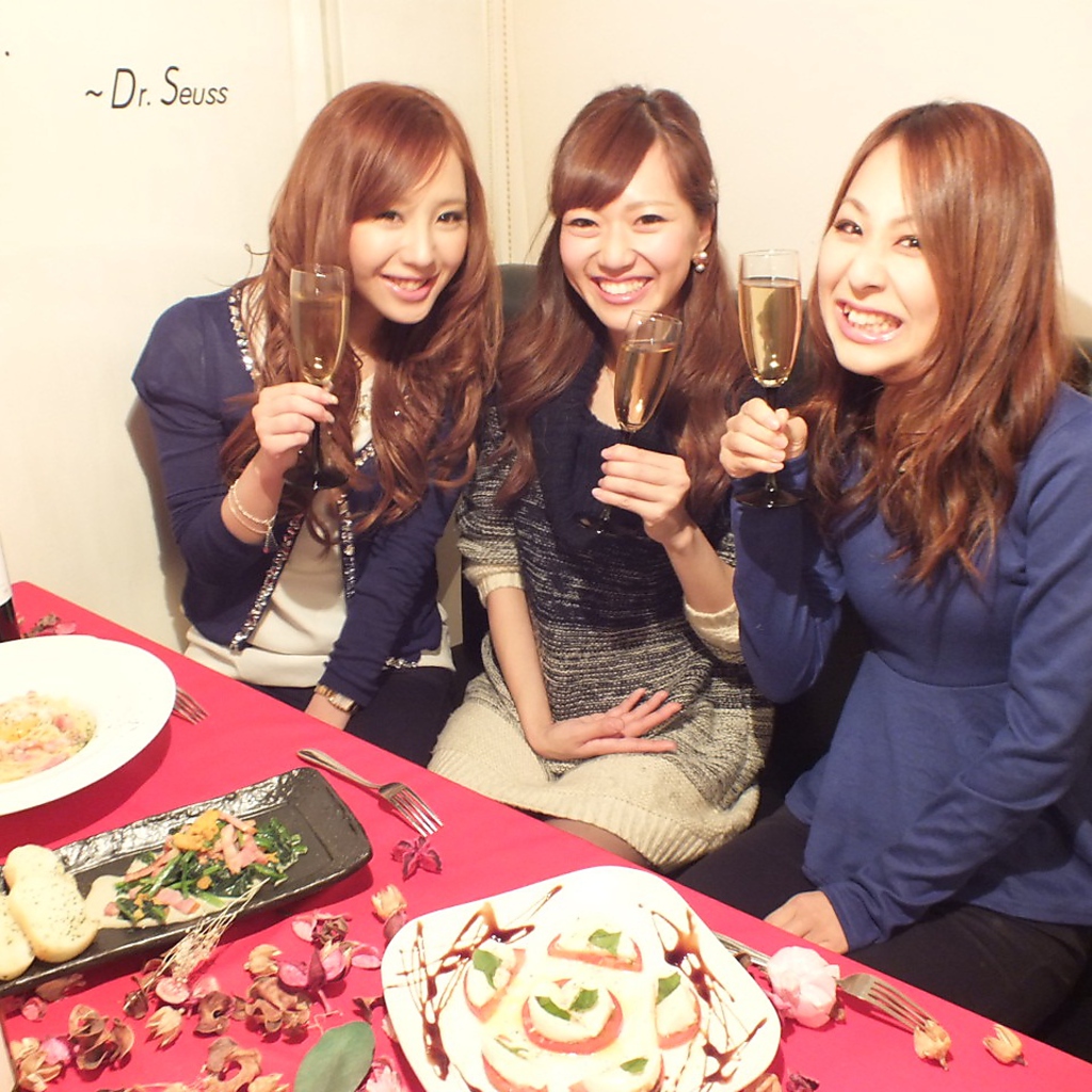 ワインやシャンパン片手に女子会を!!コスパ◎なコース2480円～