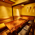 喫煙可能な完全個室をご用意。接待や合コンなど、プライベートな時間を大切にしたいシーンにぴったりの空間です。落ち着いた雰囲気の中で、お食事や会話を存分にお楽しみいただけます。周りを気にせず、ゆっくりと過ごせるお席で、大切なお時間をお過ごしください。ご宴会にぴったりな2時間飲み放題付コースも多数ご用意。