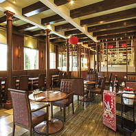 自然光が降り注ぐ、開放的なアジアンリゾート風の内装◎