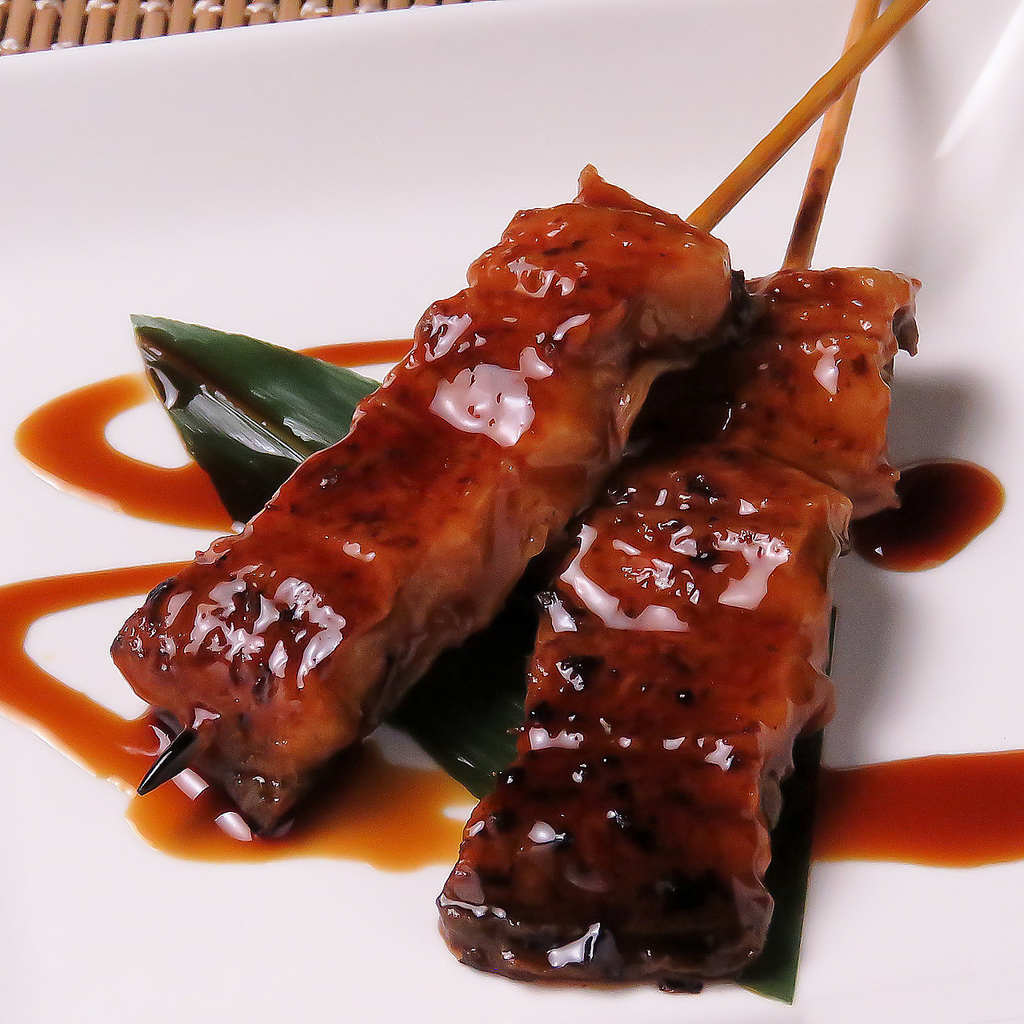 浜松名物のうなぎの串焼き！ふっくらとしたうなぎが食べやすくなっており、お酒との相性が抜群です
