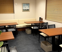テーブル席：４名×３卓
