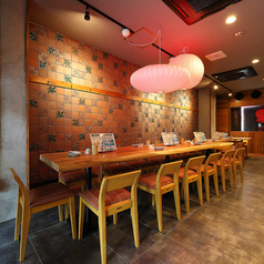 テーブルは4名席ですがご利用の人数に応じて結合等ご活用くださいませ。店内のアットホームな活気ある雰囲気で、お客様それそれ楽しいひと時をお過ごしくださいね！お1人様でお楽しみ頂けるカウンター席が10席ございます