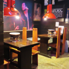 使い勝手の良いテーブル席は、カジュアルな会食や仕事帰りのサク飲みにも便利です。清潔感のある広々とした空間で、自慢の各種焼肉メニューを気軽に満喫してください！