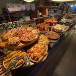 もちろん肉料理も食べ放題！ブッフェカウンターにはずらりとおいしそうに並んでいます♪