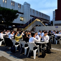 夜になっても施設の大型ライトがあるので、明るく食事を堪能できます。時間無制限、長時間のプランがあるので、普段なかなか話せない話まで話すことが出来て、絆が深まること間違いなしです☆