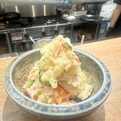 【自家製ポテサラ】家庭を感じるコク深い一皿！居酒屋では定番のホッとする人気のおつまみの写真