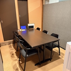 女子会やご宴会、ご家族の集まりなど、多彩なシーンに寄り添う開放感ある個室です。プライベートが守られた居心地の良い空間で、大切な仲間と美味しい料理を囲みながらお喋りを楽しめます。