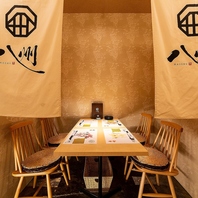 ゆったり寛げる店内には落ち着きある個室席を完備