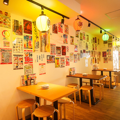 気取らず落ち着く和みの店内…ワイワイと飲み会を楽しみたいお客様におすすめのテーブルを多数完備しています！他、1名様～2名様に最適なカウンター席もありますので、少人数のお客様もフラッと気軽にご来店ください♪