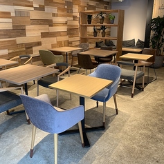 木目調の落ちついた雰囲気で会話も弾みます